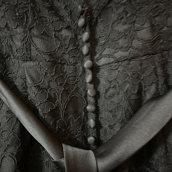 Black gown - Picture 3 of 4